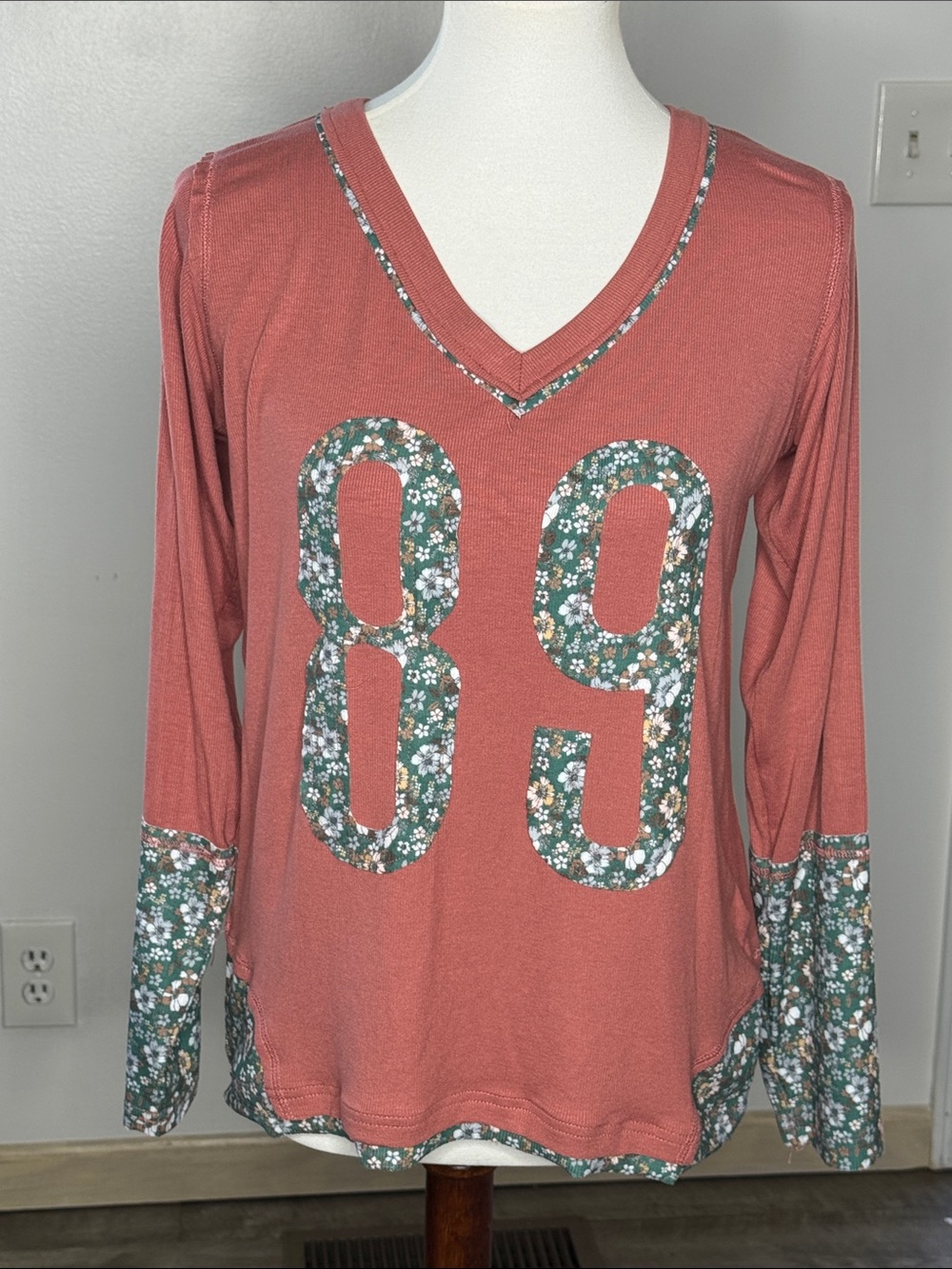 POL Dusty Rose V-Neck Long Sleeve Top with Floral '89' Sewn On Appliqué